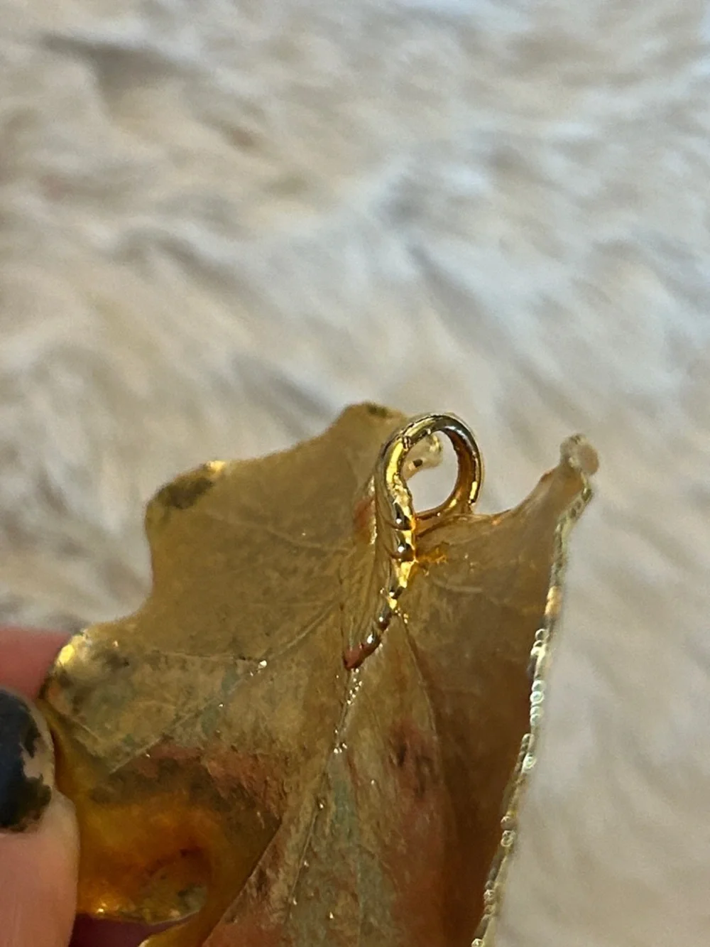 Gold plated leaf pendant for necklace - Picture 5 of 10